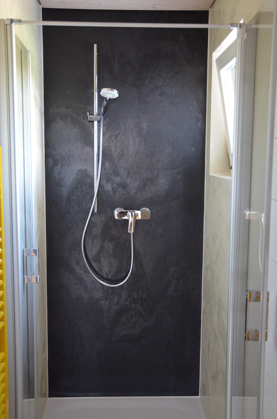 Nachher: Dusche mit fugenloser Rückwand in dunkler Steinoptik