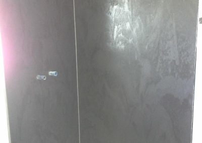 Duschecke mit fugenloser Wand in grauer Marmoroptik