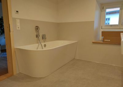 Badewanne vor fugenloser Wandverkleidung in Sandton